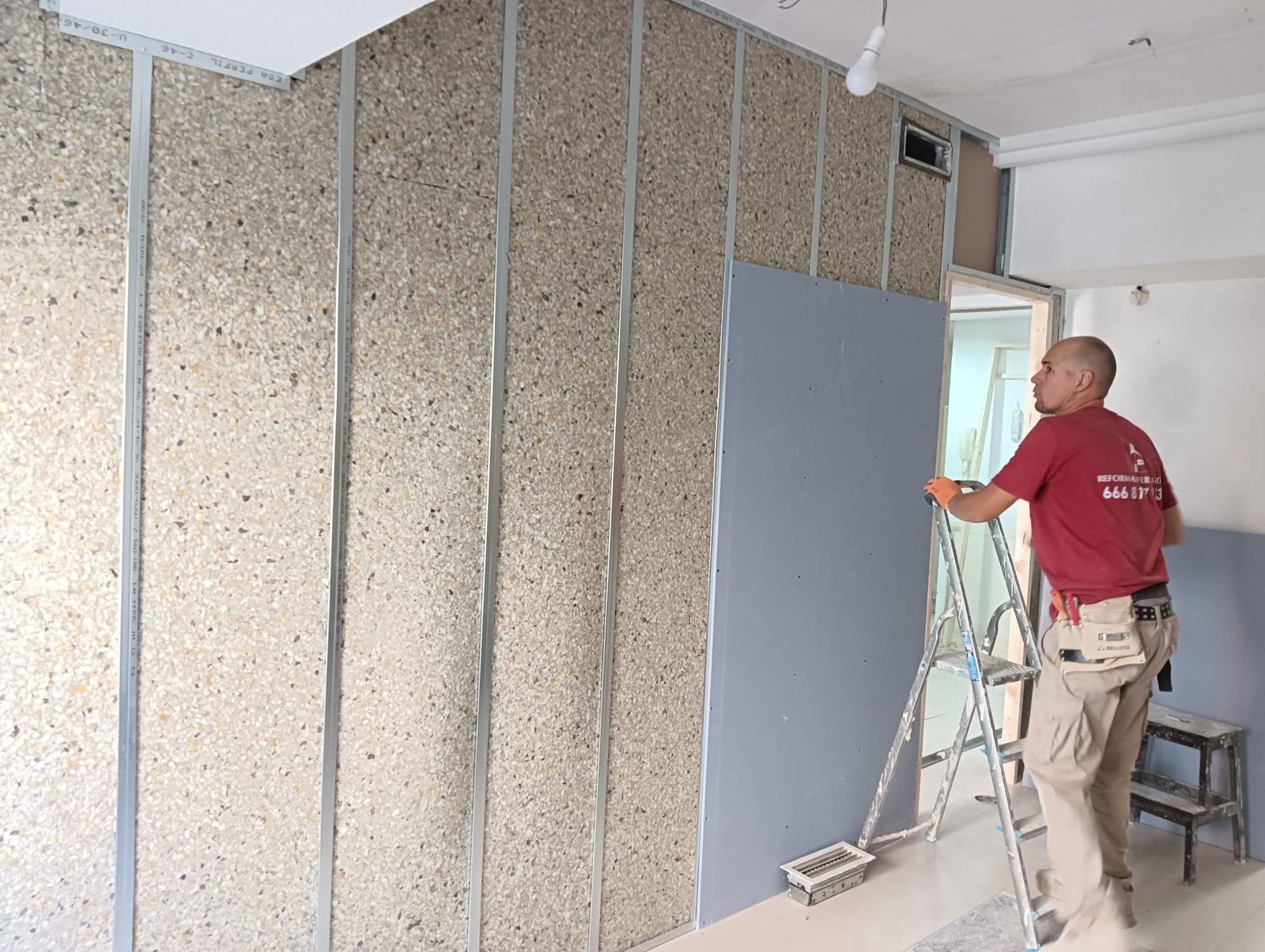 Suelo porcelánico instalado